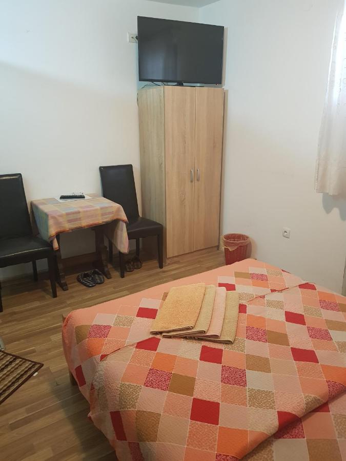 Pansion Lug Hotel Belgrád Kültér fotó