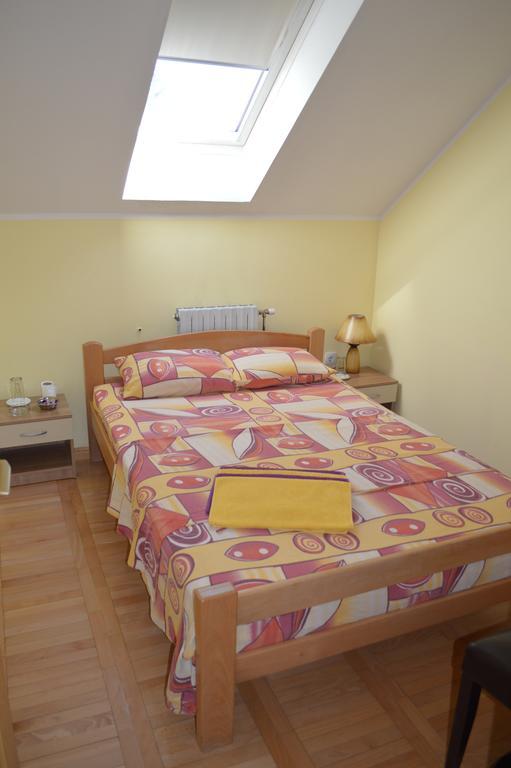 Pansion Lug Hotel Belgrád Szoba fotó